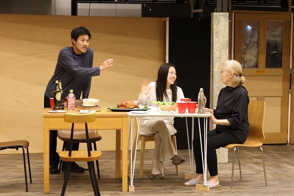 スリリングな場面がノンストップ、リアルタイムで進行していく家族劇『ザ・ヒューマンズ─人間たち』稽古場レポート