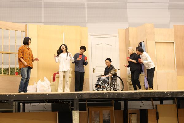 スリリングな場面がノンストップ、リアルタイムで進行していく家族劇『ザ・ヒューマンズ─人間たち』稽古場レポート