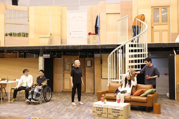 スリリングな場面がノンストップ、リアルタイムで進行していく家族劇『ザ・ヒューマンズ─人間たち』稽古場レポート