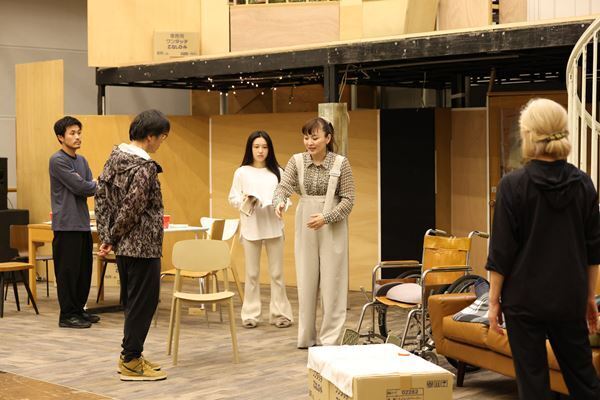 スリリングな場面がノンストップ、リアルタイムで進行していく家族劇『ザ・ヒューマンズ─人間たち』稽古場レポート