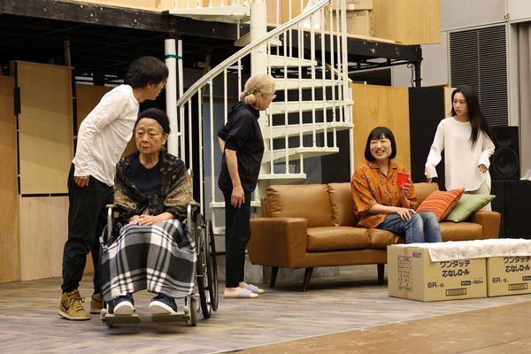 スリリングな場面がノンストップ、リアルタイムで進行していく家族劇『ザ・ヒューマンズ─人間たち』稽古場レポート