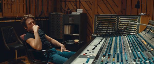 『スプリングスティーン 孤独のハイウェイ』苦悩するアーティストの姿を切り取った場面写真7点公開