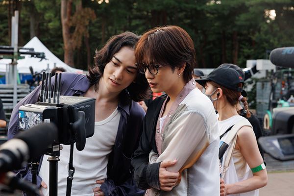 佐藤健らが1年以上にわたり楽器を練習！ Netflix『グラスハート』メイキング映像＆オフショット公開