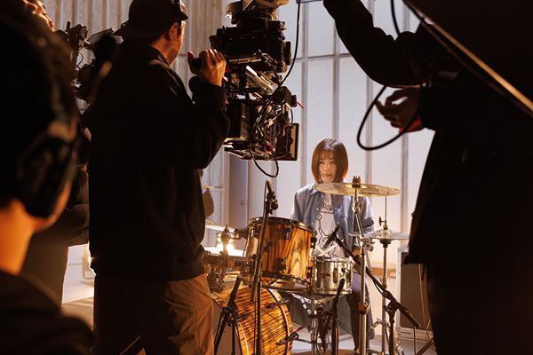 佐藤健らが1年以上にわたり楽器を練習！ Netflix『グラスハート』メイキング映像＆オフショット公開