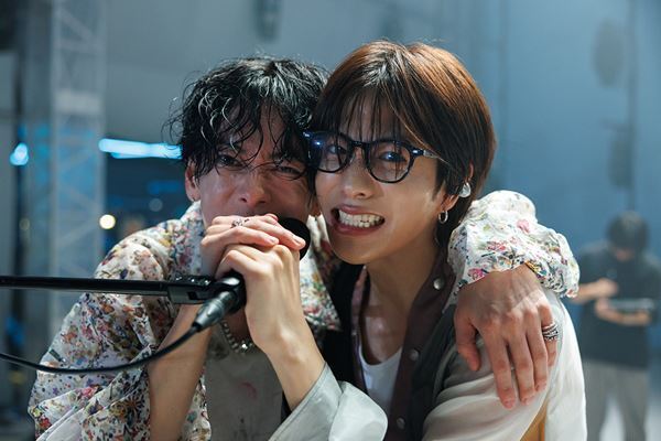 佐藤健らが1年以上にわたり楽器を練習！ Netflix『グラスハート』メイキング映像＆オフショット公開