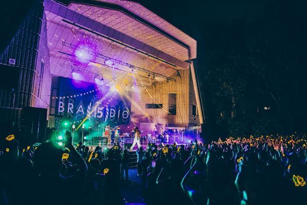 BRADIO結成15周年『SUMMER SUMMER at HIBIYA YAON』希望に満ちたハッピーファンクサウンドが日比谷公園の森を抜けてビル街にこだました夜