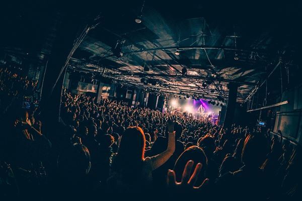 ΛrlequiΩ、初のフリーワンマン『An Invitation -輝く闇-』終幕　ニュー・シングル「ARTIST」リリース発表&新ビジュアル公開