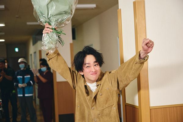 小芝風花×佐藤健『私の夫と結婚して』メイキング写真公開　日本のAmazon Originalドラマ歴代1位を記録