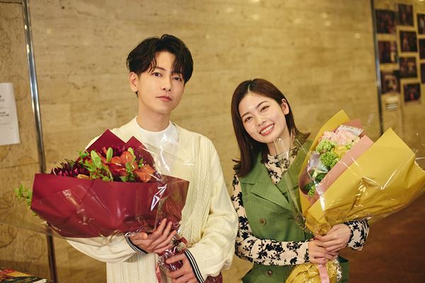 小芝風花×佐藤健『私の夫と結婚して』メイキング写真公開　日本のAmazon Originalドラマ歴代1位を記録