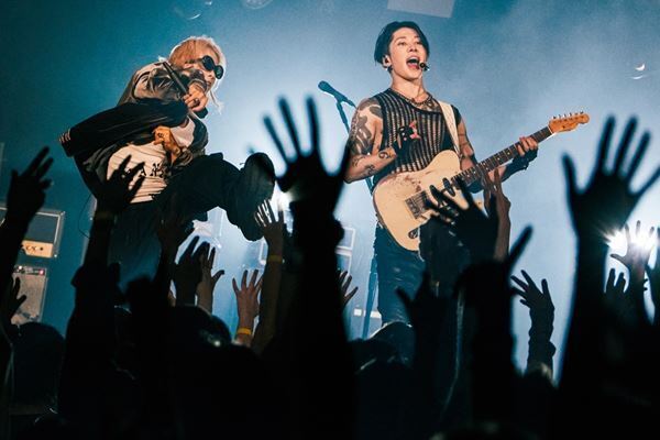 MIYAVI、45歳の誕生日にスペシャルライブを開催！HYDEがゲストとしてサプライズ登場【オフィシャルレポート】