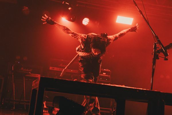 MIYAVI、45歳の誕生日にスペシャルライブを開催！HYDEがゲストとしてサプライズ登場【オフィシャルレポート】