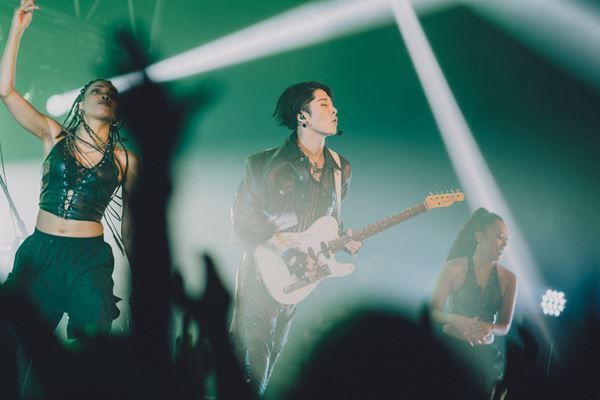 MIYAVI、45歳の誕生日にスペシャルライブを開催！HYDEがゲストとしてサプライズ登場【オフィシャルレポート】