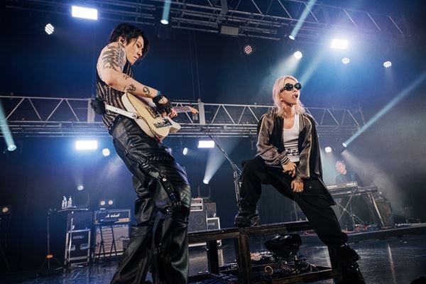 MIYAVI、45歳の誕生日にスペシャルライブを開催！HYDEがゲストとしてサプライズ登場【オフィシャルレポート】
