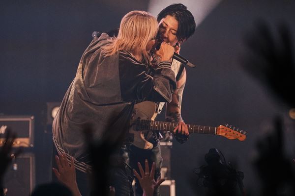 MIYAVI、45歳の誕生日にスペシャルライブを開催！HYDEがゲストとしてサプライズ登場【オフィシャルレポート】