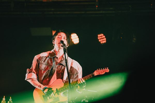 MIYAVI、45歳の誕生日にスペシャルライブを開催！HYDEがゲストとしてサプライズ登場【オフィシャルレポート】