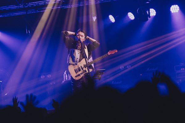 MIYAVI、45歳の誕生日にスペシャルライブを開催！HYDEがゲストとしてサプライズ登場【オフィシャルレポート】