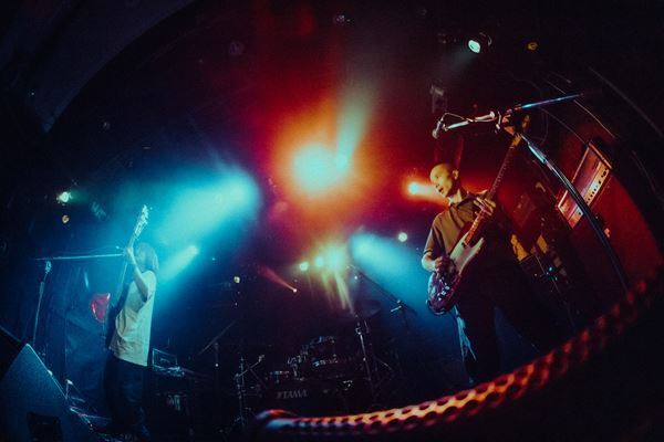 【ライブレポート】sadd、Nikoんを迎えた『Vaporlamp』東京編で浮かび上がったロックの現在地と衝動