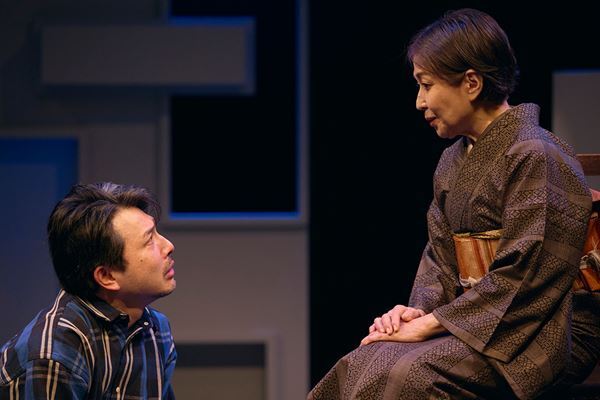 詩森ろば作・演出『海の凹凸（おうとつ）』舞台写真＆コメントが到着「生きているひとだけでなくおそらく死者も来てくれる」