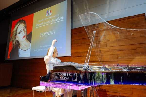YOSHIKI、日米で音楽・慈善活動が評価されふたつの賞を受賞　Axl Roseとの共演準備も明らかに