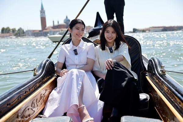 出口夏希＆蒔田彩珠らがヴェネチア到着！ 映画『ルックバック』是枝監督との記念ショット＆コメント解禁