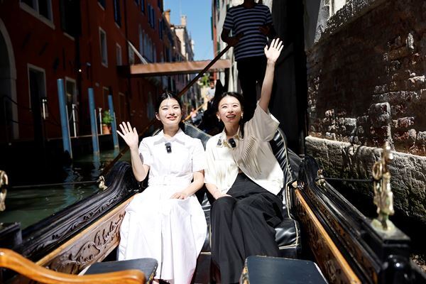 出口夏希＆蒔田彩珠らがヴェネチア到着！ 映画『ルックバック』是枝監督との記念ショット＆コメント解禁