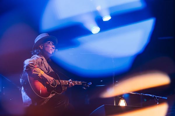 ハナレグミ『THE MOMENT 2026』追加公演、スペシャルゲスト内田也哉子&中納良恵（from EGO-WRAPPIN'）を迎えたプレミアムライブのオフィシャルレポート到着