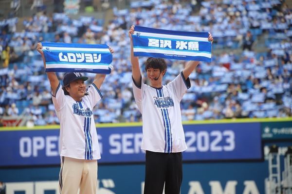 WOWOW『ドラフトキング』出演のムロツヨシ＆宮沢氷魚がセレモニアルピッチに登場