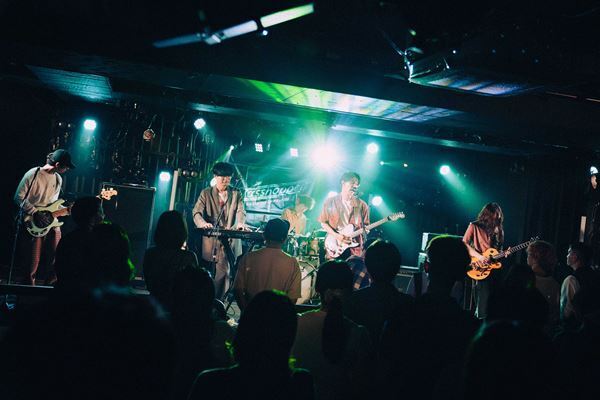 【ライブレポート】多様なアイデンティティが交差した夜――Mama Rag／ZenPal／春風レコードが出演した「Grasshopper WEST vol.8」