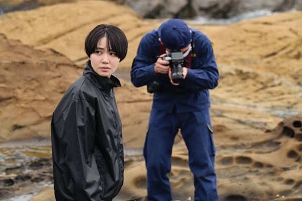 吉岡里帆×奈緒『シャドウワーク』緊迫の場面写真＆人物相関図解禁！ 北村匠海や原嘉孝の姿も