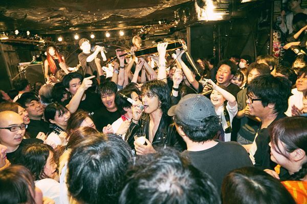 a flood of circle、初の日本武道館翌日に古巣下北沢SHELTERで灼熱のワンマン敢行