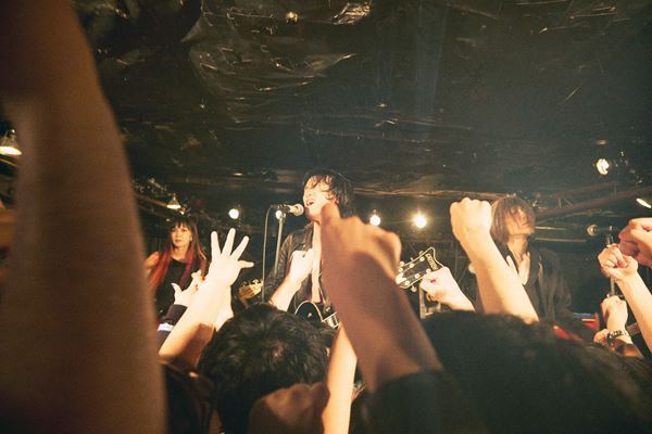 a flood of circle、初の日本武道館翌日に古巣下北沢SHELTERで灼熱のワンマン敢行