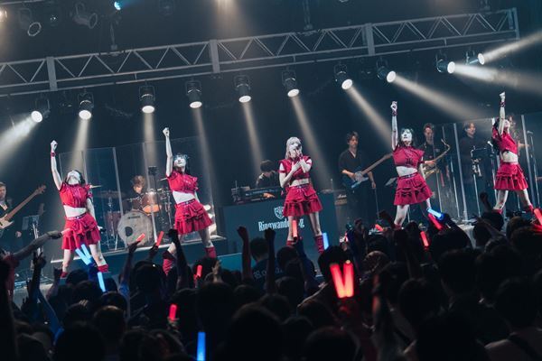 【Ringwanderung ライブレポート】4年ぶりのバンドセットで魅せたツアー初日　生音と歌声が生んだ圧倒的なグルーヴ