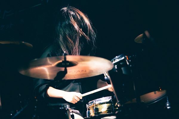 心震わせる歌声と鋭利なロックの衝撃――『Grasshopper vol.40』爛漫天国、YANK、(((((Cutie)))))が音楽で繋いだ濃密な3マンをレポート