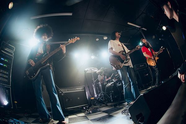 心震わせる歌声と鋭利なロックの衝撃――『Grasshopper vol.40』爛漫天国、YANK、(((((Cutie)))))が音楽で繋いだ濃密な3マンをレポート