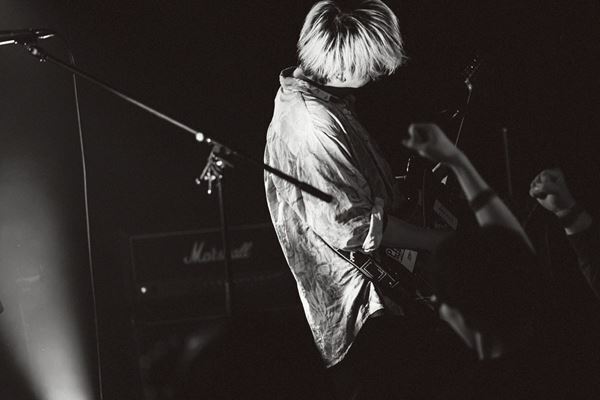 心震わせる歌声と鋭利なロックの衝撃――『Grasshopper vol.40』爛漫天国、YANK、(((((Cutie)))))が音楽で繋いだ濃密な3マンをレポート