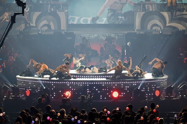 渡辺直美、ピン芸人で初めて東京ドーム完売！超満員45,000人が集結したコメディーショーに豪華サプライズゲストが多数登場！