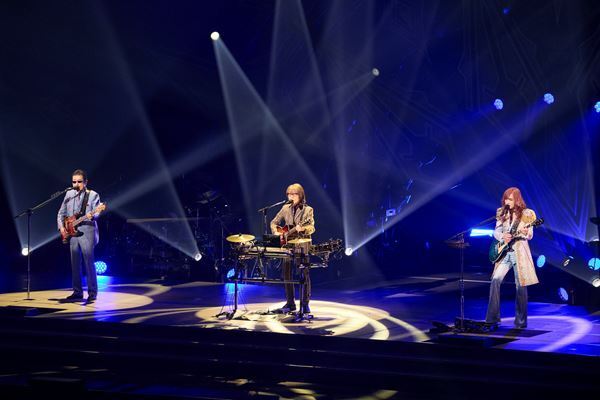 THE ALFEE、105回目の日本武道館ライブでロックバンドとして最多記録を更新　前人未到の通算ライブ本数の3,000本までカウントダウンに突入！