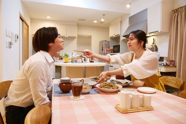 吉野北人＆鈴木愛理のラブラブ演技を原作者が絶賛！ 『昨夜は殺れたかも』新たな場面写真も公開