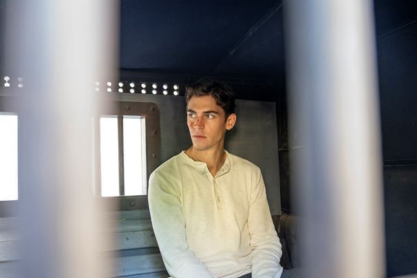 コリン・ファースら豪華競演！ ガイ・リッチーが再解釈する『ヤング シャーロック』Prime Videoで独占配信