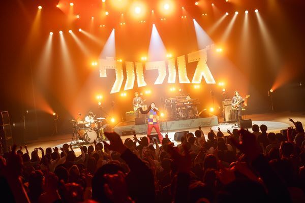 ウルフルズ、昨年9月から全国18都市を駆け抜けたツアーついに完結！色褪せない名曲で魅了したファイナル公演をレポート