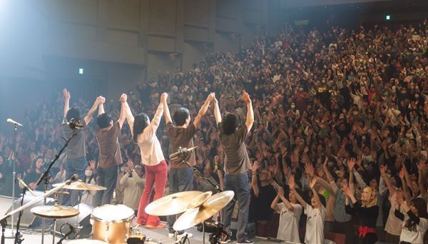 ウルフルズ、昨年9月から全国18都市を駆け抜けたツアーついに完結！色褪せない名曲で魅了したファイナル公演をレポート