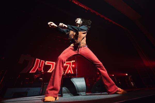 ウルフルズ、昨年9月から全国18都市を駆け抜けたツアーついに完結！色褪せない名曲で魅了したファイナル公演をレポート