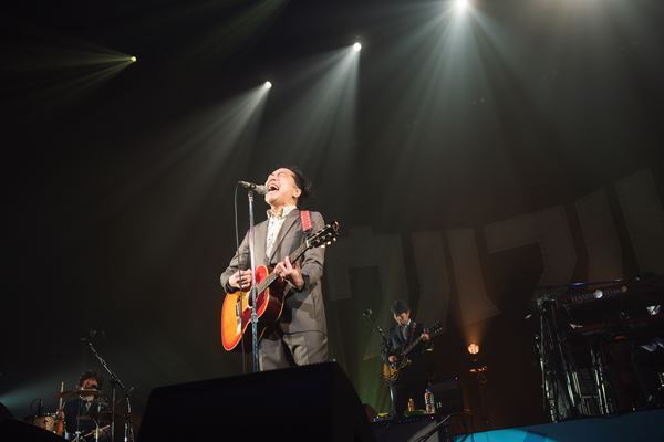 ウルフルズ、昨年9月から全国18都市を駆け抜けたツアーついに完結！色褪せない名曲で魅了したファイナル公演をレポート