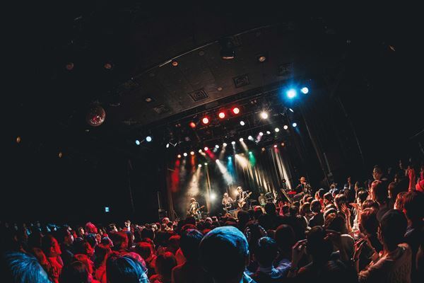 デビュー20周年、一夜限りのライブで響かせた、馬の骨の普遍性といい音楽の破壊【オフィシャルレポ―ト】