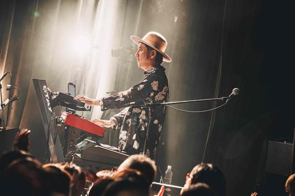 デビュー20周年、一夜限りのライブで響かせた、馬の骨の普遍性といい音楽の破壊【オフィシャルレポ―ト】