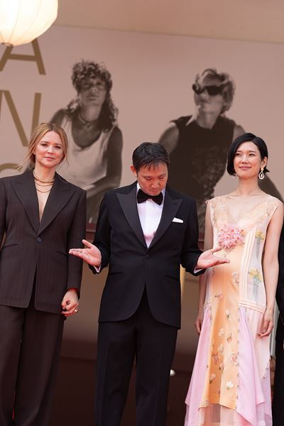 濱口竜介監督『急に具合が悪くなる』カンヌで14分間の鳴り止まぬ喝采！ 新場面写真3点も解禁