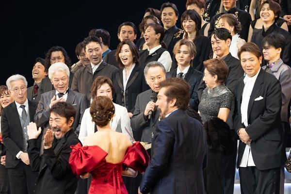 市村正親「帝劇という船に乗っている感じがした」　豪華歴代俳優も集結。それぞれの思いが溢れた現・帝国劇場の大千穐楽　