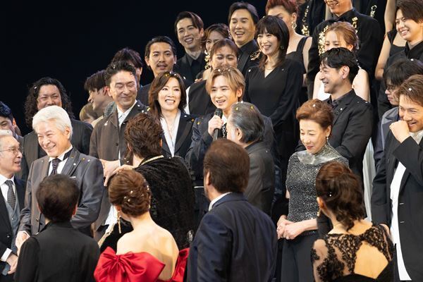 市村正親「帝劇という船に乗っている感じがした」　豪華歴代俳優も集結。それぞれの思いが溢れた現・帝国劇場の大千穐楽　