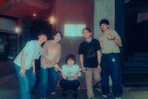 tiny yawn、敬愛するPredawnを迎えたツアー東京公演をレポート「嘘も虚飾も見栄もない」まっすぐなアンサンブルが響いた夜