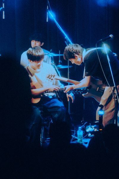 tiny yawn、敬愛するPredawnを迎えたツアー東京公演をレポート「嘘も虚飾も見栄もない」まっすぐなアンサンブルが響いた夜
